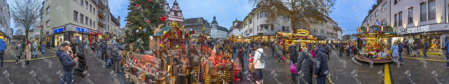 Weihnachtsmarkt Paderborn Innenstadt vor dem Rathaus und Blick auf de Marktkirche, Westernstrasse und den Schildern - 2025