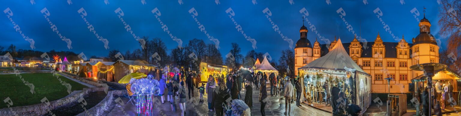 Weihnachtszauber erstrahlt im Lichterglas der Stände und Buden im Schlossgarten von Schloss Neuhaus 2025