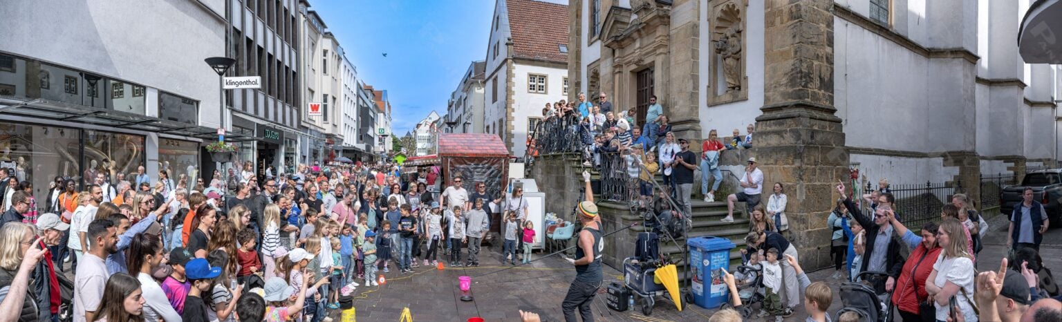 Frühlingsfest und verkaufsoffener Sonntag in der Paderborner Innenstadt 2026. Blick auf die belebte PB Citymeile, wo namhafte Künstler, die Besucher mit Ihren bunten Programm durch die Stadt begleiten