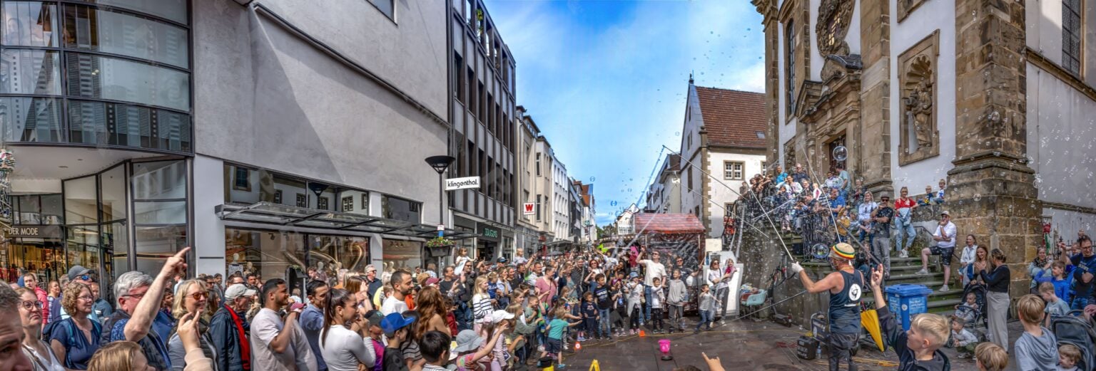 Frühlingsfest in der Paderborn Innenstadt Westernstr 2026 hunderte Besucher lassen sich verzaubern von einem Kunstler mit riesigen Seifenblase Super!