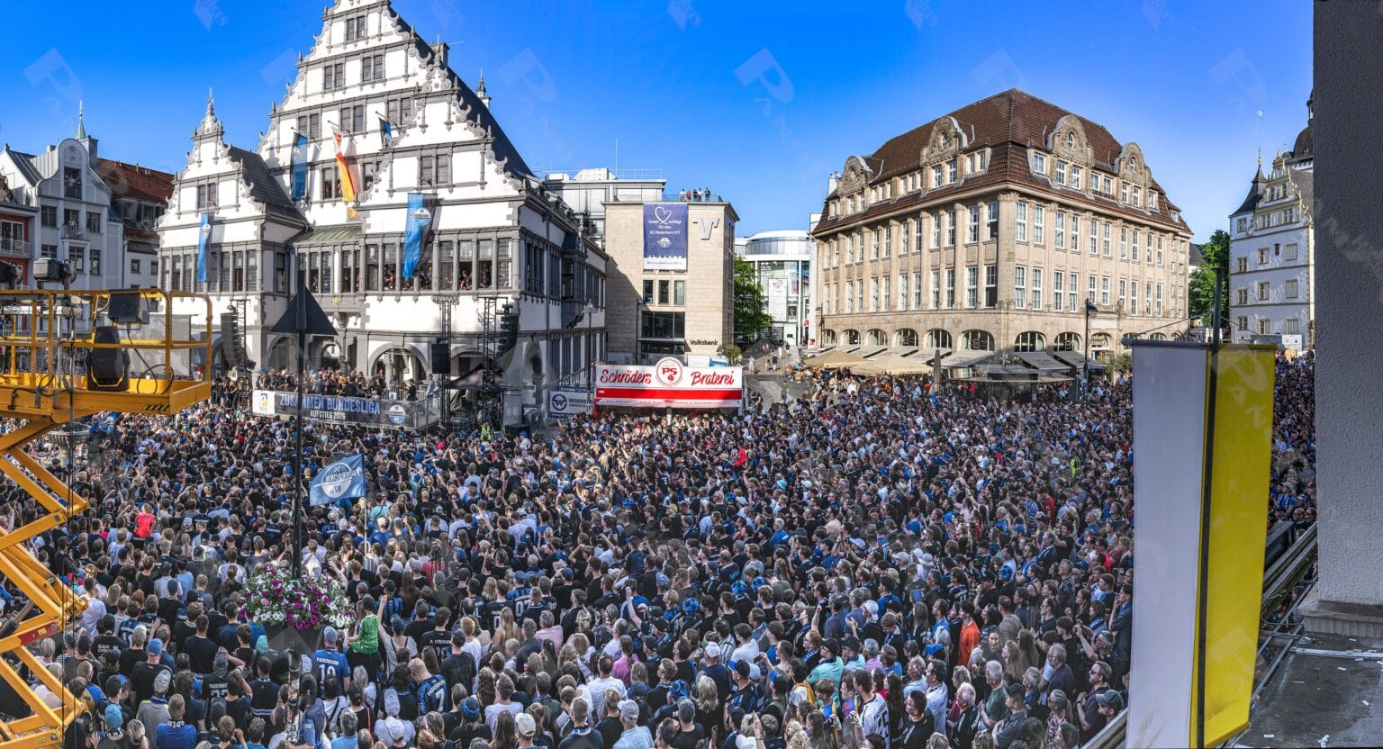 Aufstiegsfeier des SCP Paderborner 07 in die erste Bundesliga und über 10000 Fans waren dabei!