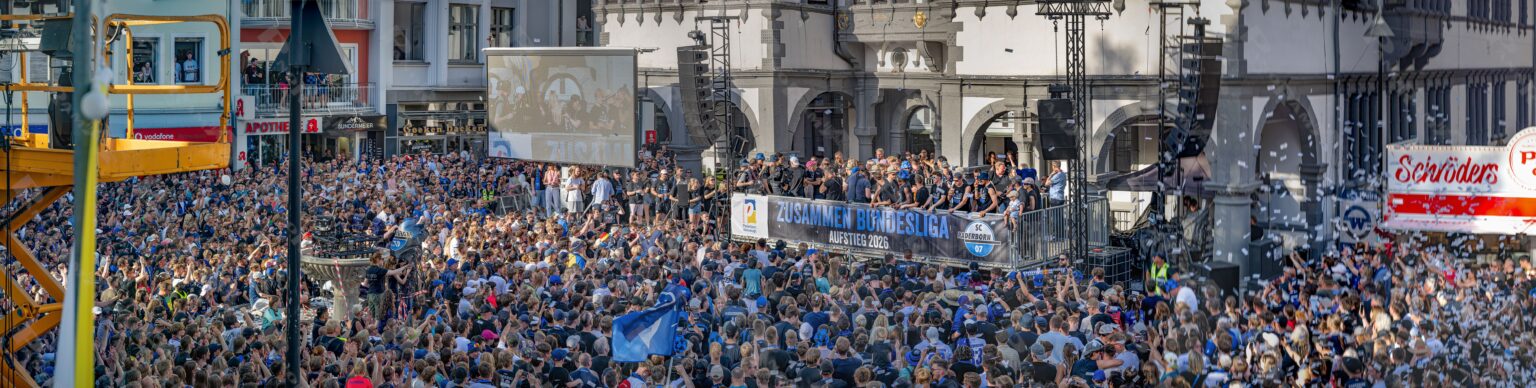 Aufstiegsfeier des SCP Paderborner 07 in die erste Bundesliga - und über 10000 Fans waren dabei!
