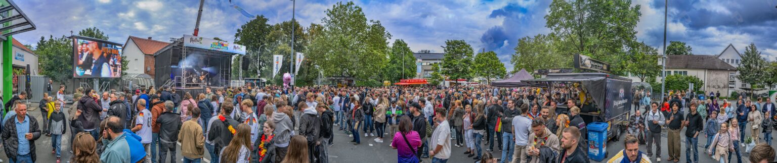 Elsen Dorffest 2026 - Vor der großen Windmann Bühne haben sich hunderte Besucher eingefunden um das 1. Livespiel für Deutschland – Curacaoe beim Gemeinsamen Public Viewing zu erleben!