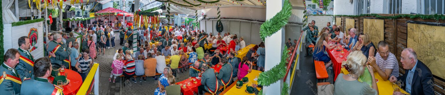 Treffen der aktiven ehrenamtlichen Begleiter der Libori Prozession durch die Paderborner Innestadt , zum Ausklang im Auffenbergs Biergarten auf dem Liboriberg