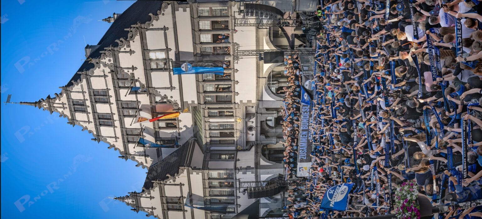 Aufstiegsfeier des SCP Paderborner 07 in die erste Bundesliga und über 10000 Fans feiern vor dem Paderborner Rathaus