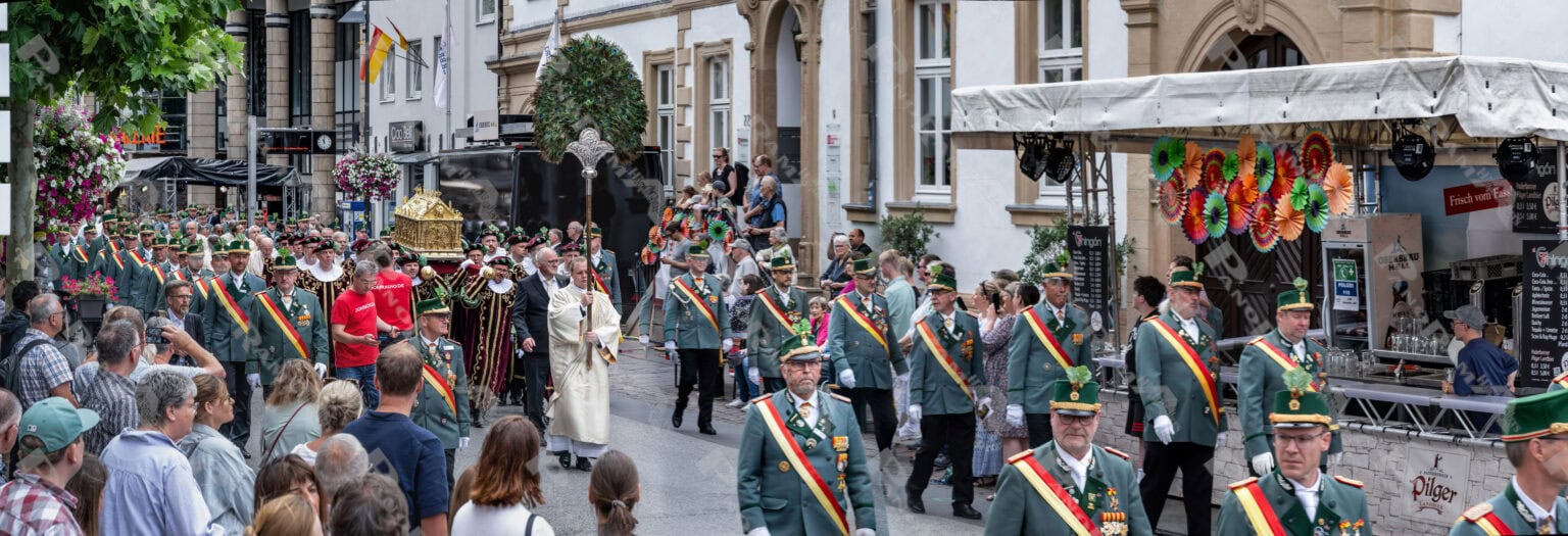 Hunderte Besucher begleiten die feierliche Libori-Prozession in der Paderborner Innenstadt (Kamp)