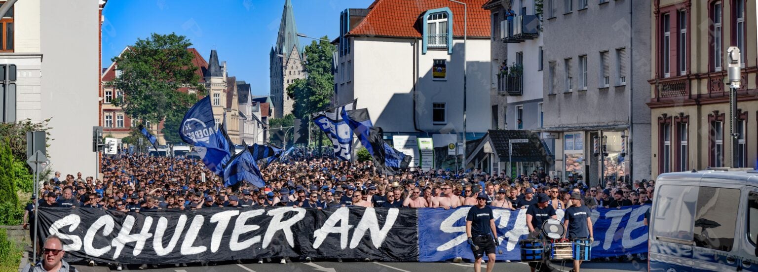 Blick auf tausende Teilnehmer beim SCP-07 Fanmarsch auf der PB Neuhäuserstr zur Home Deluxe Arena. Sie alle stimmen sich gemeinsam ein, auf das heutige Relegationsspiel und hoffen alle auf den heutigen Aufstieg in die 1. Bundesliga!