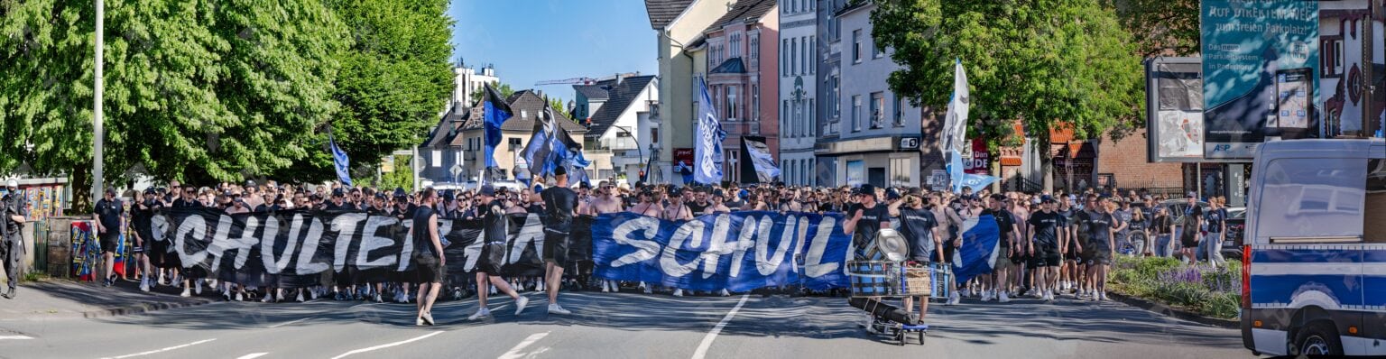 Blick auf tausende Teilnehmer beim SCP-07 Fanmarsch auf der PB Neuhäuserstr zur Home Deluxe Arena. Sie alle stimmen sich gemeinsam ein, auf das heutige Relegationsspiel und hoffen alle auf den heutigen Aufstieg in die 1. Bundesliga 2026!