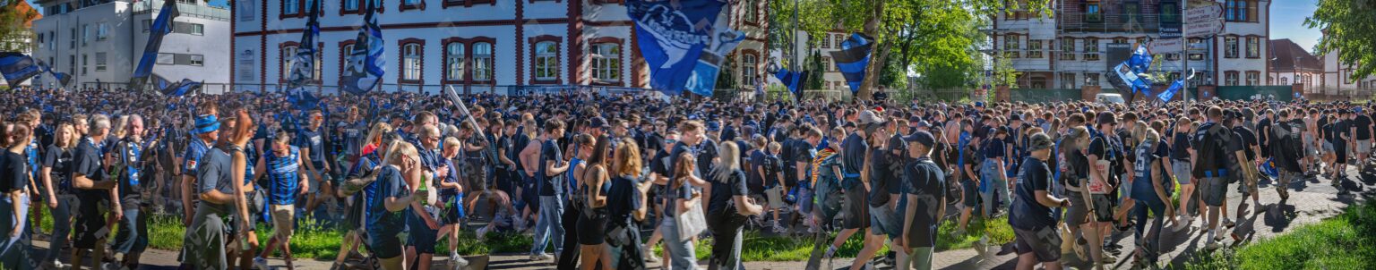 Tausende von PB SCP Fans Unterstützen ihre Mannschaff mit einen Relegationsmarsch von Rathaus durch die Paderborner Innenstadt zum SCP Stadion