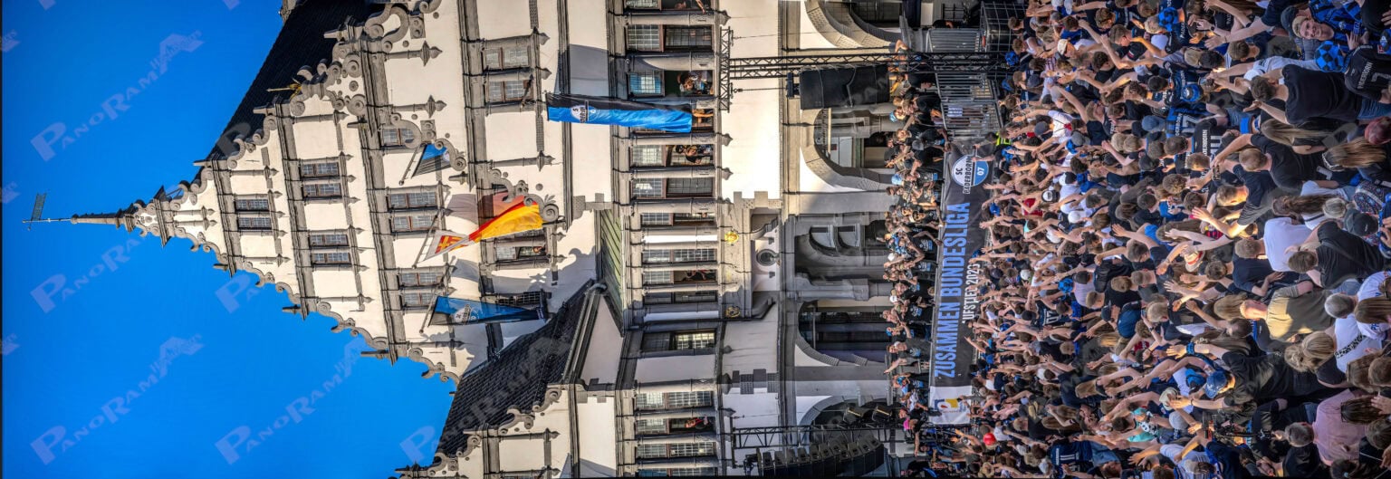 Aufstiegsfeier des SCP Paderborner 07 in die erste Bundesliga und über 10000 Fans feiern vor dem Paderborner Rathaus