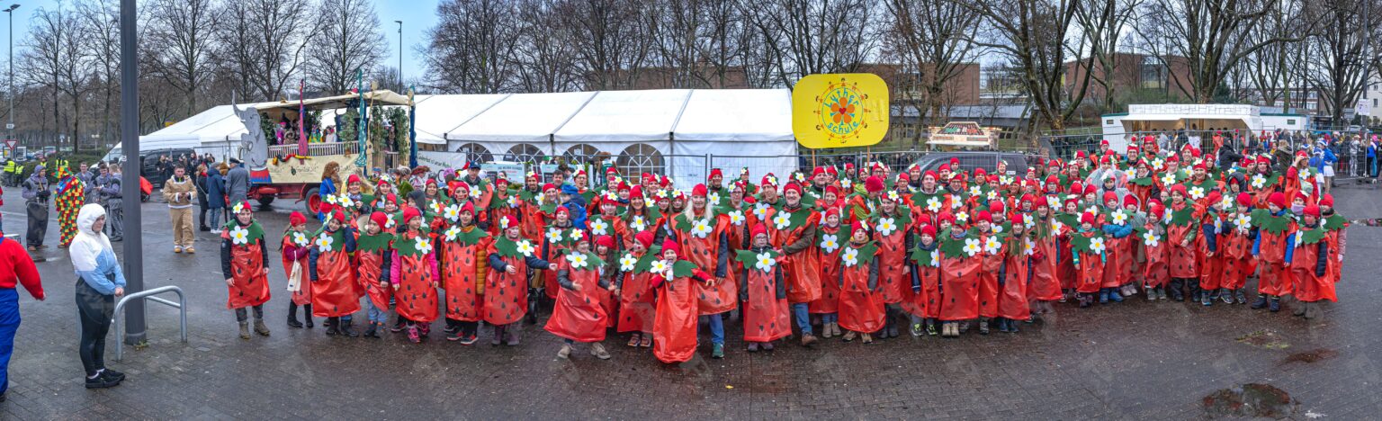 Die 250 Schüler der Paderborner Lutherschule kommen 2023 als freche Früchtchen verkleidet mit den Fußgruppen daher!