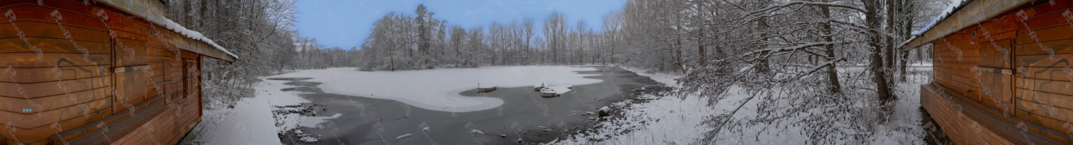 Zugefrorene Gewässer an den Paderborn Fischteichen-mit den zugefrorenen Paddelteich im Jan 2026 - verwandeln die Seen Landschaft in ein weises Wintermärchen